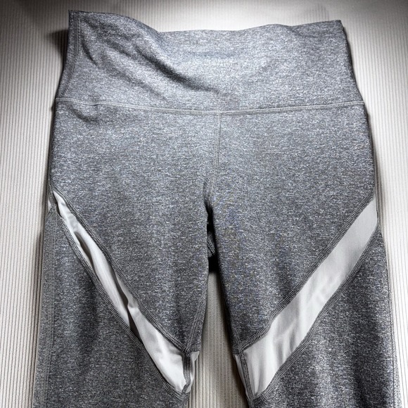 Aerie Women's Chill Play Move high-rise leggings light gray mesh panels. M Short - Picture 2 of 10